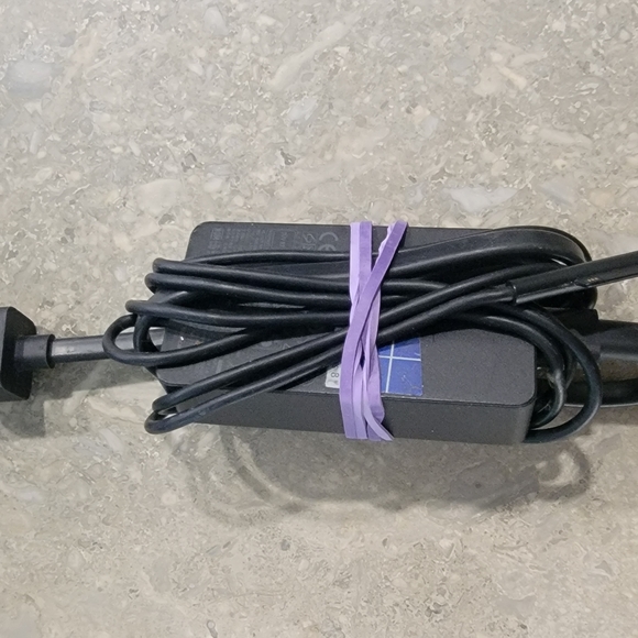 5 computer chargers and a computer bag - Picture 3 of 8